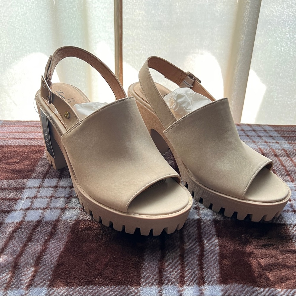 Simply Vera Beige Chunky Heel Mules